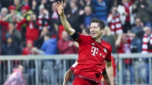 
                <strong>Lewandowski: Fünf Tore in neun Minuten</strong><br>
                Bayern München liegt gegen den VfL Wolfsburg 0:1 zurück. Dann wird Robert Lewandowski eingewechselt. Innerhalb von neun Minuten dreht der Pole mit einem Fünferpack (!) das Spiel. Die Bayern gewinnen dank der Lewy-Show 5:1. ran.de zeigt euch verschiedene, kuriose Vergleiche, die zeigen, wie wahnsinnig dieser Tor-Rekord des Knipsers ist!
              