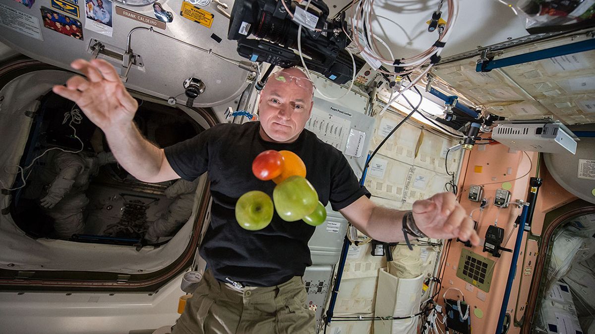 Obst ist auf der ISS Mangelware. Das meiste Essen ist gefriergetrocknet. Frische Nahrung kommt nur, wenn alle paar Monate ein Versorgungsraumschiff Nachschub liefert. Dann freuen sich die Astros wie hier Scott Kelly.