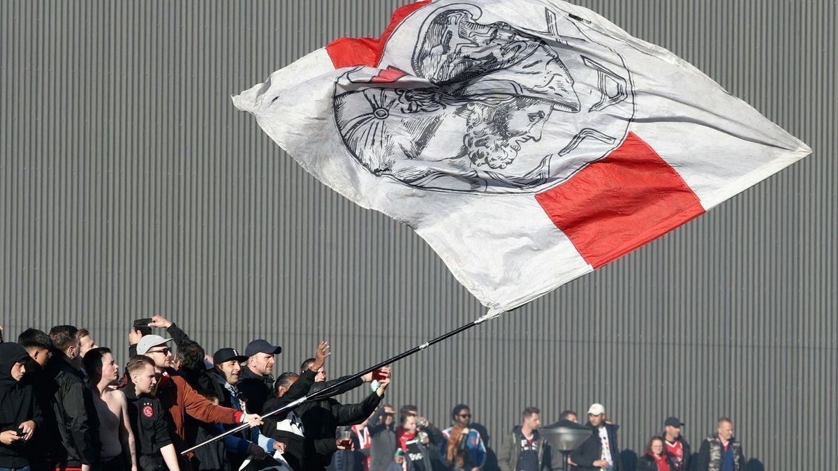 Das wiederkehrende Logo ist bei den Ajax-Fans verbreitet