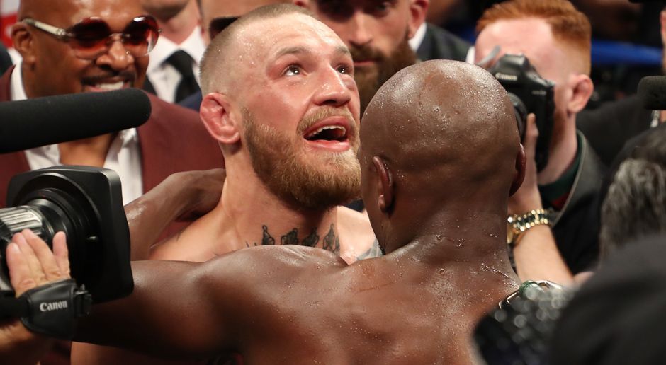 
                <strong>Austausch im Ring</strong><br>
                Nach kurzer Verschnaufpause kann auch Conor McGregor wieder lachen. Seine erste Amtshandlung: Mayweather gratulieren und ihm noch einige nette Worte mit auf den Weg geben.
              