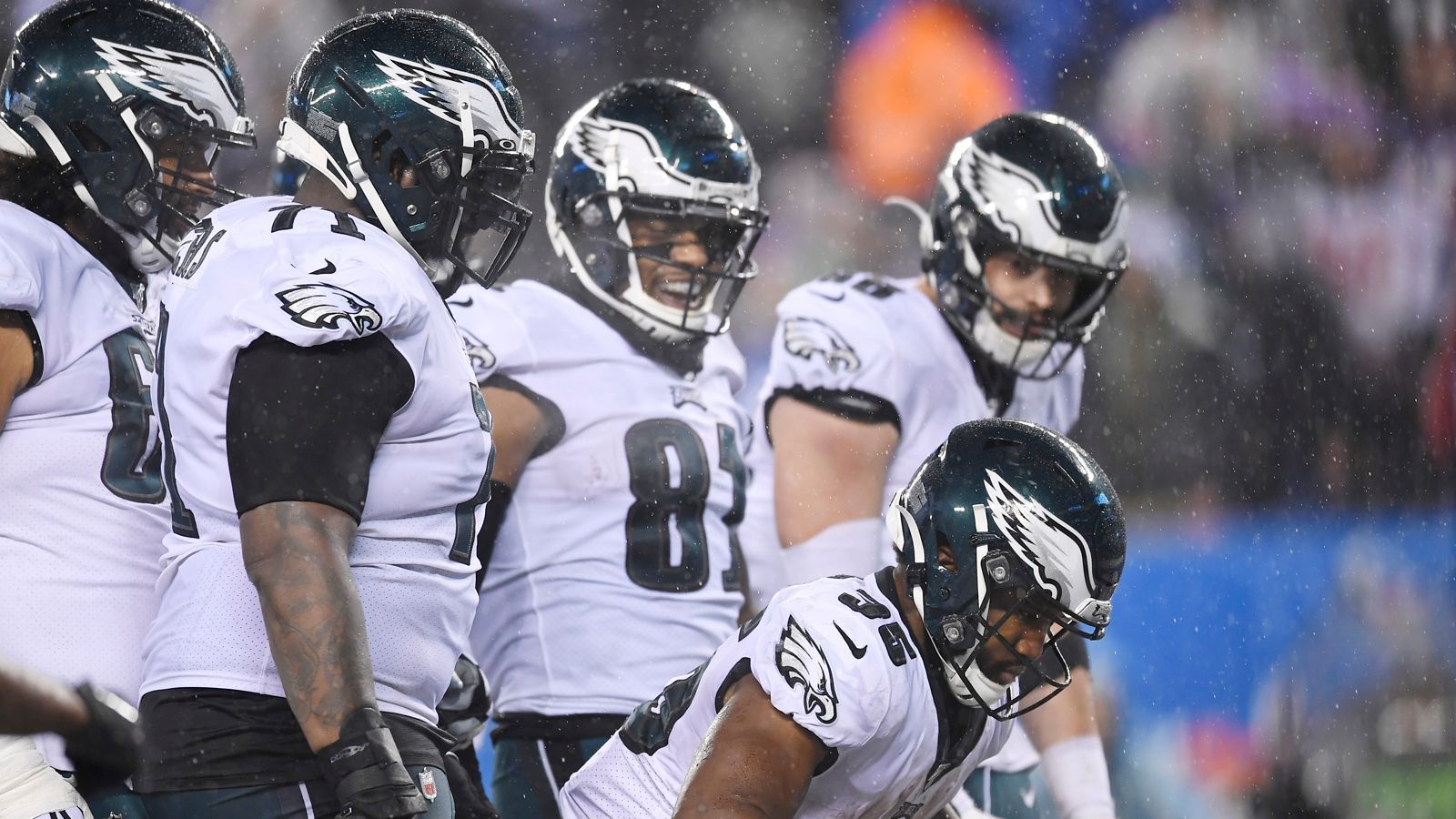 
                <strong>Verlierer: Playoff-Regelung</strong><br>
                Die Diskussion gab es während der Saison öfter, vor allem, als in der NFC East niemand den Divisiontitel haben wollte. Jetzt haben ihn die Philadelphia Eagles immerhin mit einer positiven 9-7-Bilanz. Richtig ist es trotzdem nicht, dass so eine schwache Saison mit einem Heimspiel in der Wild Card Runde gegen die erfolgreicheren Seattle Seahawks belohnt wird. Sie stehen als Divisionsieger besser da als die Hawks (11-5) und auch die Minnesota Vikings (10-6). Sportliche Fairness sieht anders aus. Die könnte man sichern, indem sich schlicht und ergreifend die sechs besten Teams der jeweiligen Conference für die Postseason qualifizieren.
              