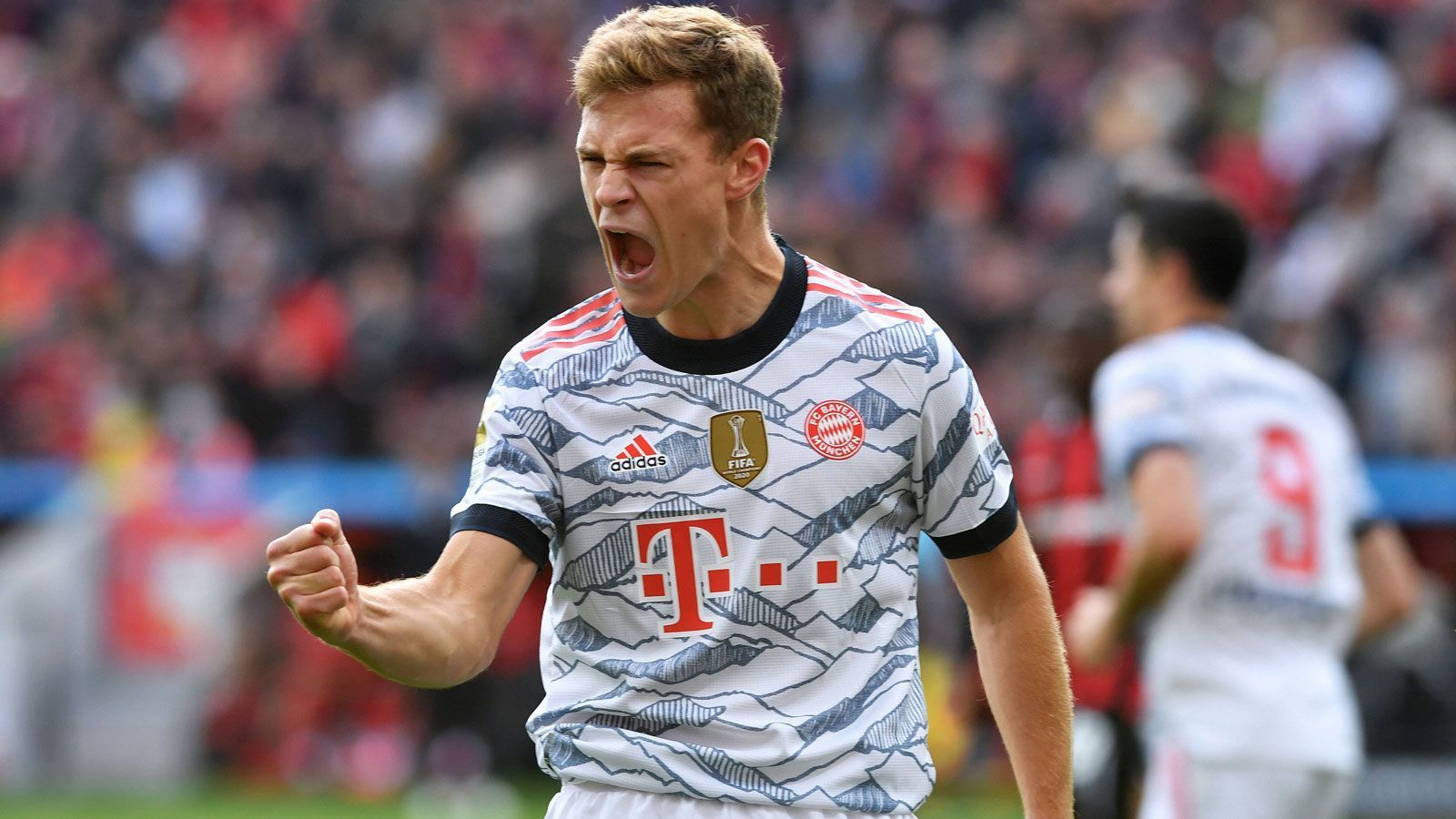 
                <strong>Joshua Kimmich</strong><br>
                Spielt eine clevere Freistoßvariante, die in der Blitz-Führung für Bayern mündet. Macht mit Goretzka das Zentrum zu einem Bollwerk für Bayer. Seine Standards leiten mehrere Tore ein und auch ansonsten ist Kimmich der klare Chef. ran-Note: 1
              