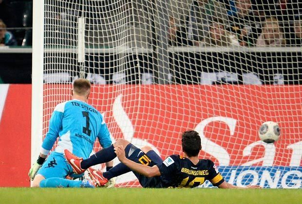 
                <strong>Borussia Mönchengladbach - Eintracht Braunschweig 4:1</strong><br>
                So leicht geben sich die Braunschweiger nicht geschlagen. Auf Zuspiel von Leverkusen-Leihgabe Karim Bellarabi verkürzt Mirko Boland kurz nach dem Seitenwechsel zum 1:2. Und fortan bestimmen die Gäste in Gladbach das Geschehen
              