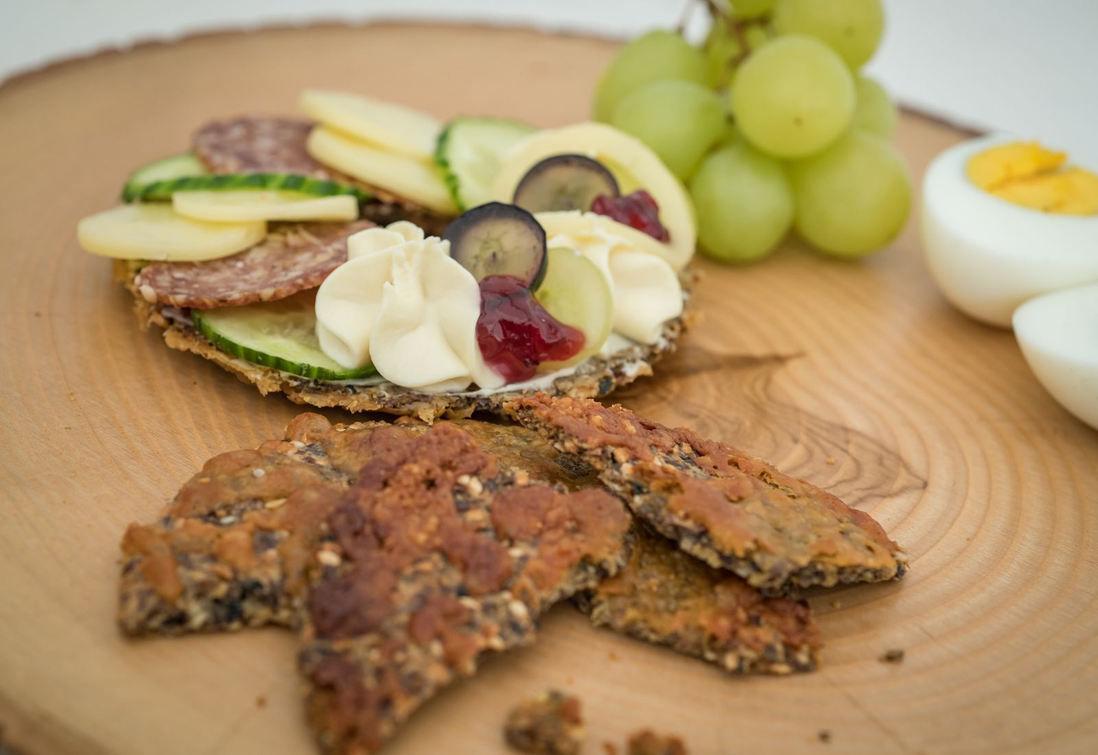 Rote-Bete-Knäckebrot mit Parmesankruste | Das große Backen