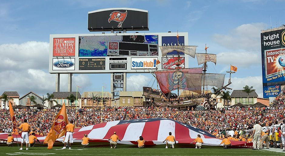 
                <strong>Tampa Bay Buccaneers: Raymond James Stadium</strong><br>
                Baujahr: 1996.Kosten: 194 Millionen Dollar + 100 Millionen Dollar Renovierungskosten.Finanzierung aus öffentlichen Geldern: 194 Millionen Dollar + 29 Millionen Dollar bei Renovierungskosten.Kapazität: 65 890.Eröffnung: 1998.
              