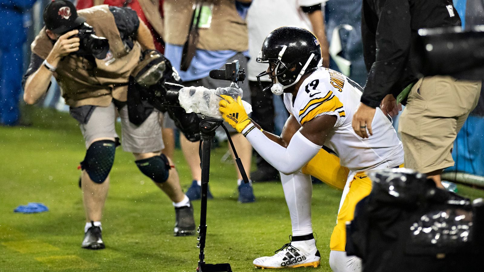 
                <strong>Medienvertreter mit Maske</strong><br>
                Neben Spielern, Coaches und Betreuern dürfen insgesamt 184 Menschen den Stadioninnenraum betreten. Dies sind insbesondere Medienvertreter oder NFL-Offizielle. Für sie gilt die Maskenpflicht. Aktionen wie spezielle Fan-Sitzplätze im Innenraum sind in der Saison 2020 nicht gestattet.
              