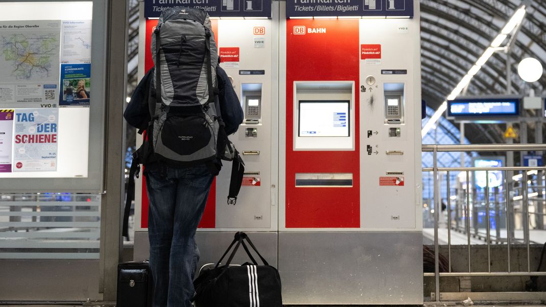 Ein Fahrgast steht im Hauptbahnhof vor einem Fahrkartenautomaten. 