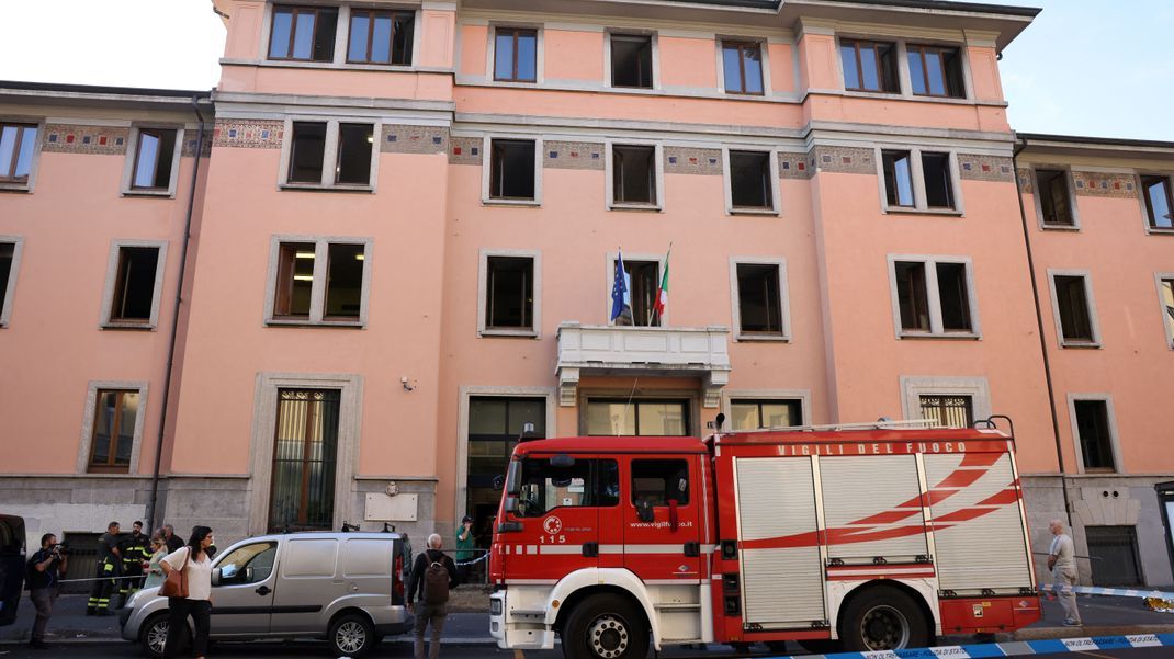 Ein Feuerwehrauto vor dem Seniorenheim in Mailand