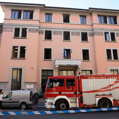 Ein Feuerwehrauto vor dem Seniorenheim in Mailand