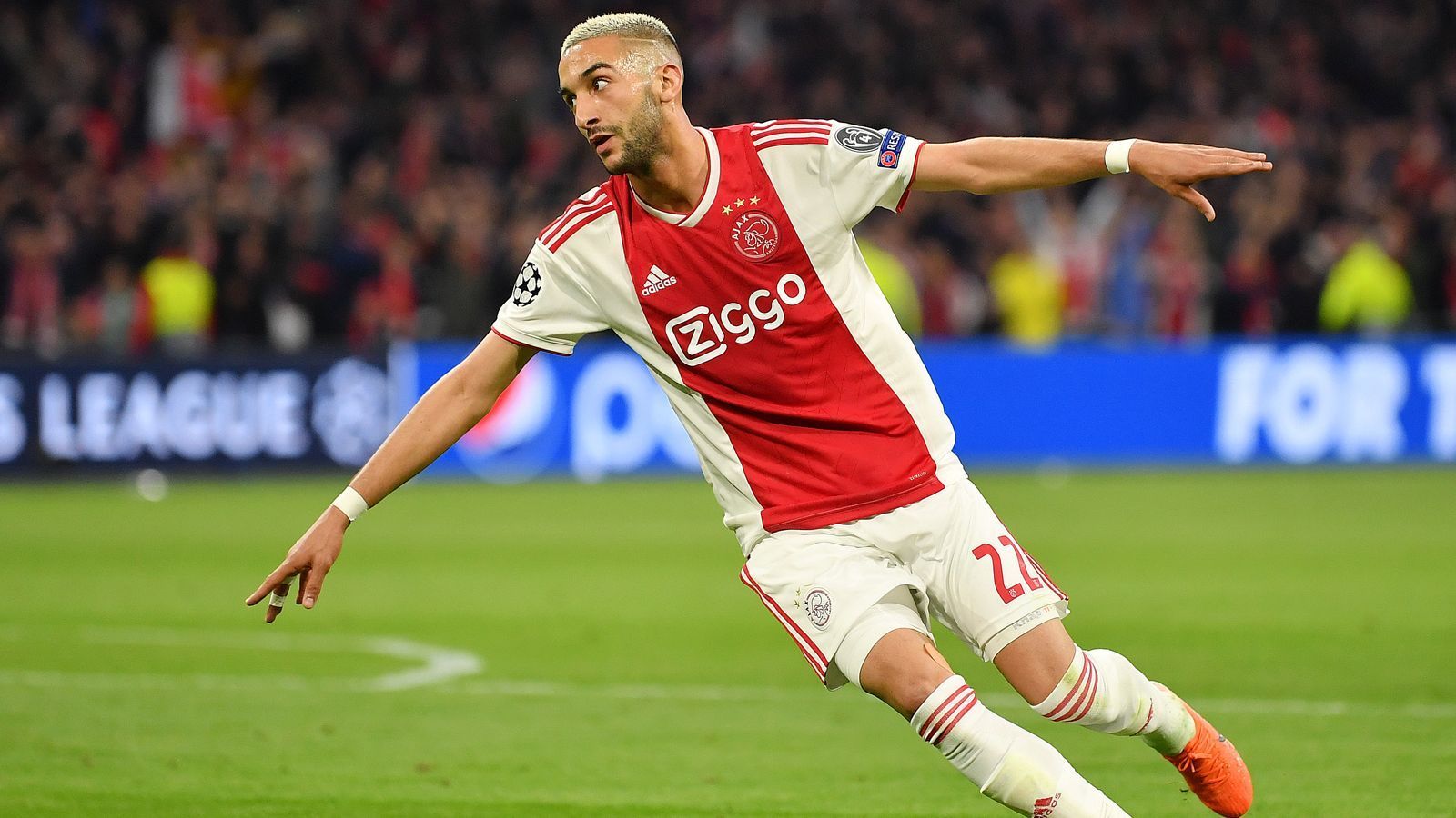 
                <strong>Hakim Ziyech (26)</strong><br>
                Tottenham Hotspur scoutet den Marokkaner schon seit Monaten. Nach dem direkten Duell im Champions-League-Halbfinale soll Trainer Pochettino nun endgültig überzeugt sein, dass Ziyech seiner Mannschaft gut zu Gesicht stehen würde. Der 26-Jährige wäre eine hochkarätige Alternative zu Harry Kane und Erik Lamela, die als sehr verletzungsanfällig gelten, schreibt die "Daily Mail". Offenbar planen die Spurs ein Angebot über rund 45 Mio Euro. Dabei soll Ziyech gemäß einer Ausstiegsklausel schon für knapp 30 Millionen zu haben sein. Die Spurs wollen aber kein Risiko eingehen, dass niemand mehr dazwischen funkt. Lange Zeit galten die Bayern als Topfavorit auf eine Verpflichtung. Der Rekordmeister soll nach "kicker"-Informationen aber kein Interesse mehr haben. Noch im Rennen: Borussia Dortmund, Inter Mailand, Arsenal und Chelsea.
              