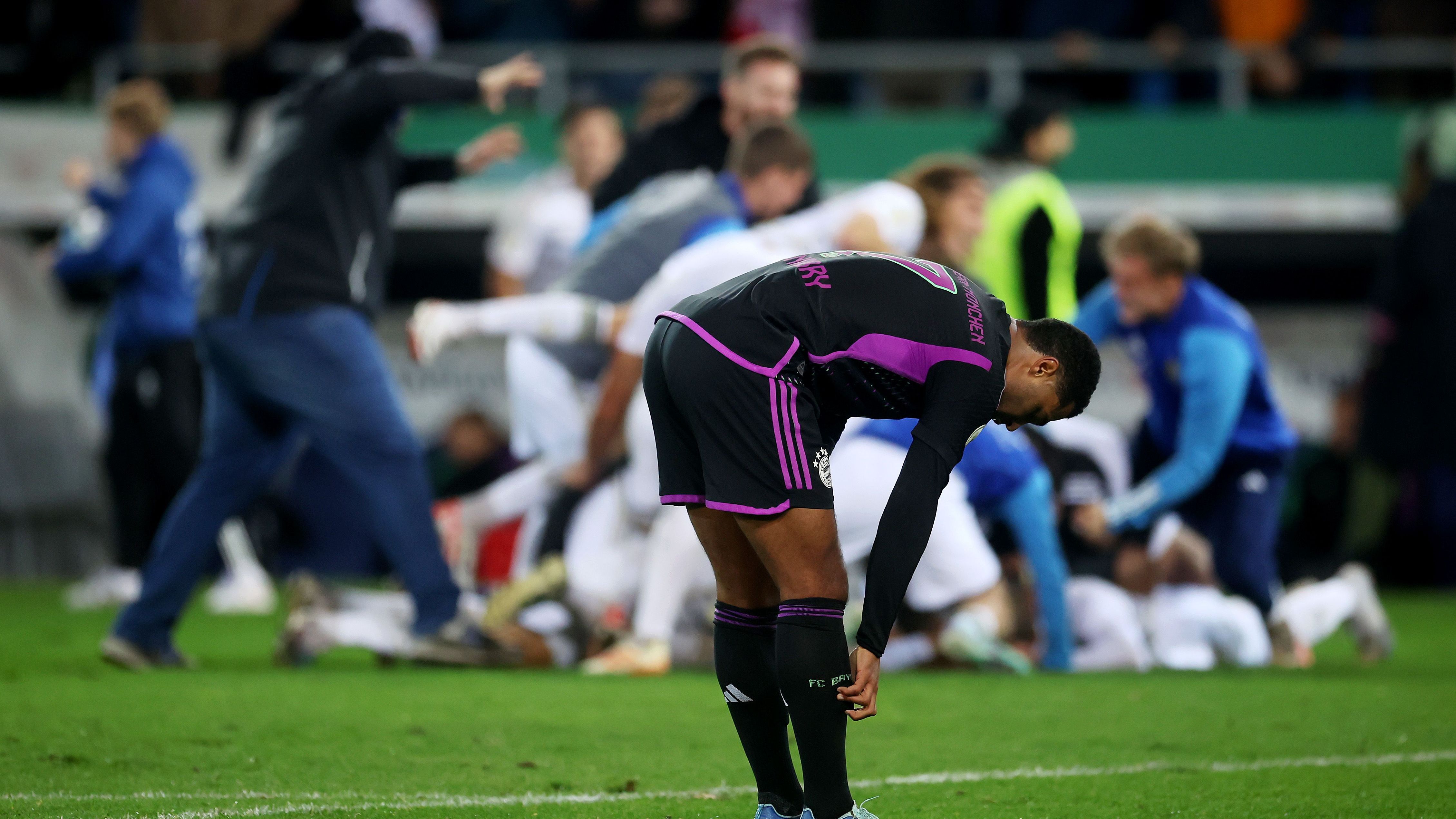 <strong>DFB-Pokal-Aus in Saarbrücken</strong><br>Sportlich begann der November 2023 mit einem Paukenschlag für die Bayern - einem negativen! Der Rekord-Pokalsieger schied bereits in der zweiten Runde des Wettbewerbs aus. Beim Drittligisten Saarbrücken setzte es für Serge Gnabry und Co. eine 1:2-Pleite. Zum bislang letzten Mal gewannen die Münchner 2020 den DFB-Pokal.&nbsp;