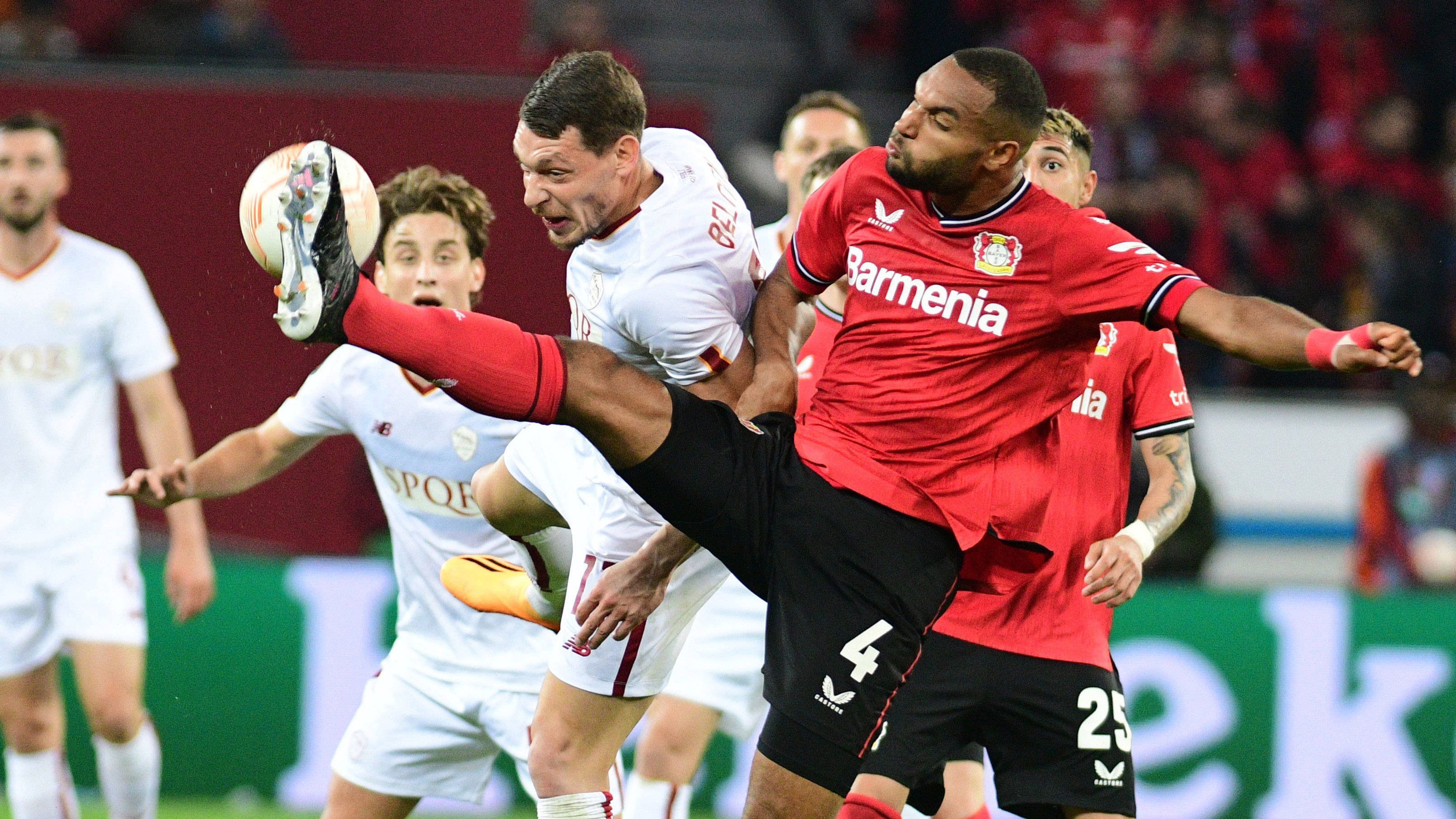 
                <strong>Jonathan Tah</strong><br>
                Verlässlicher Turm in der Defensive, sehr robust in den Zweikämpfen, hellwach. Sorgt in den ersten 45 Minuten mit dafür, dass die wenigen Entlastungsangriffe der Gäste allesamt im Ansatz verpuffen. Auch in Halbzeit zwei eine absolute Bank in der Leverkusener Abwehr. Geht kurz vor Schluss vom Platz für weitere offensive Impulse. ran-Note: 2
              