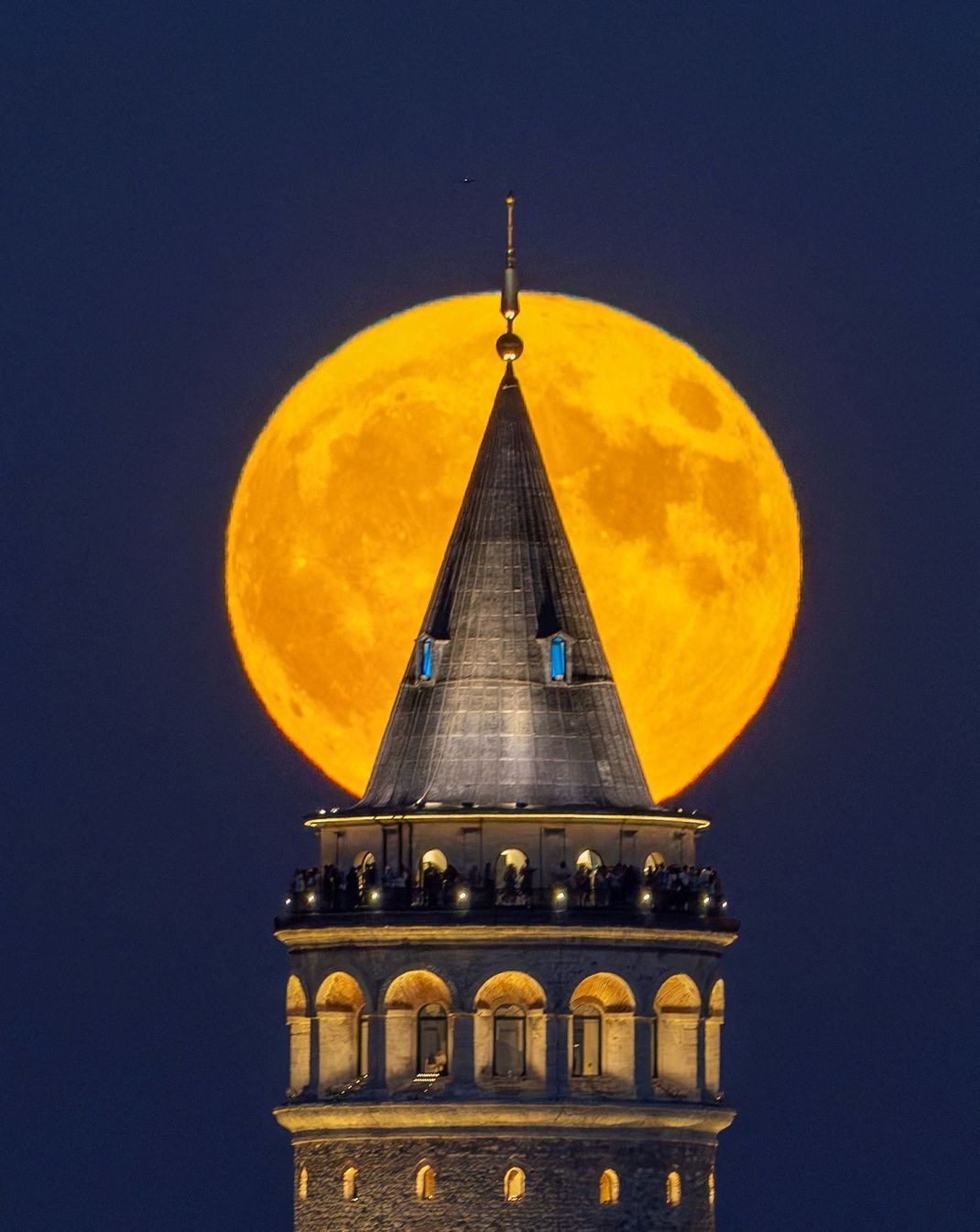 Ein Naturschauspiel der besonderen Art lieferte der "Blaue Mond" hinter dem historischen Galata-Turm in Istanbul (Türkei).