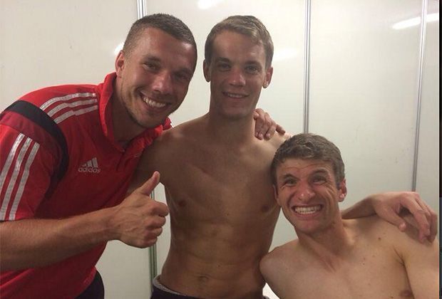 
                <strong>Lukas Podolski nach dem Frankreich-Spiel</strong><br>
                Wie immer ist Lukas Podolski bester Laune. Aber das Spiel "wer hat das breitere Grinsen" geht dieses Mal an den Kollegen Thomas Müller. 
              