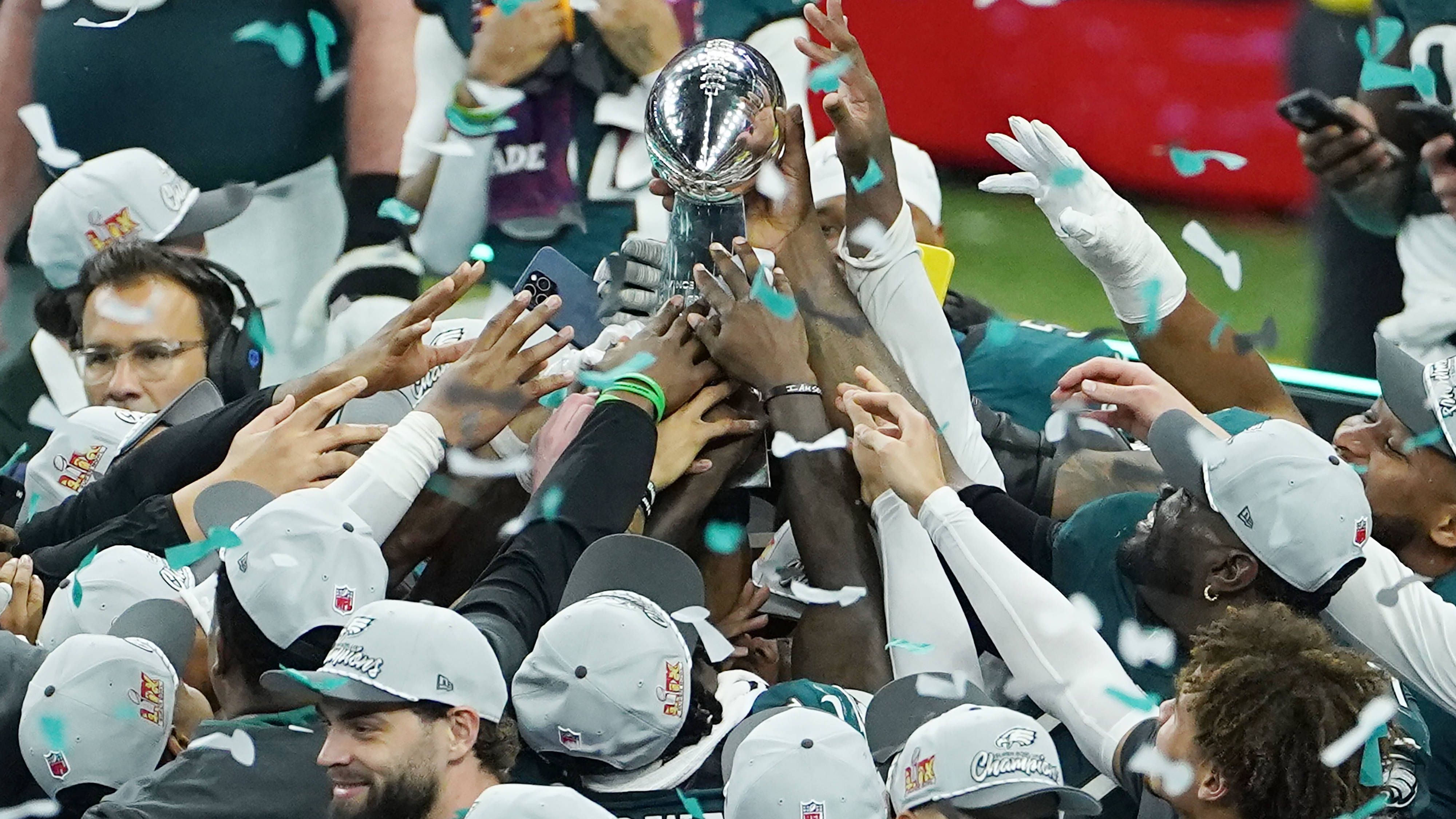 <strong>KI sagt den nächsten Super-Bowl-Sieg der 32 Teams vorher</strong><br>Wann gewinnen die NFL-Teams das nächste Mal die Vince Lombardi Trophy? Laut der KI von "ChatGPT" gibt es in den nächsten acht Jahren acht verschiedene Sieger. Andere Teams müssen indes wohl über 40 Jahre bis zur nächsten Meisterschaft warten. Für ein Fanlager wird es allerdings besonders bitter.