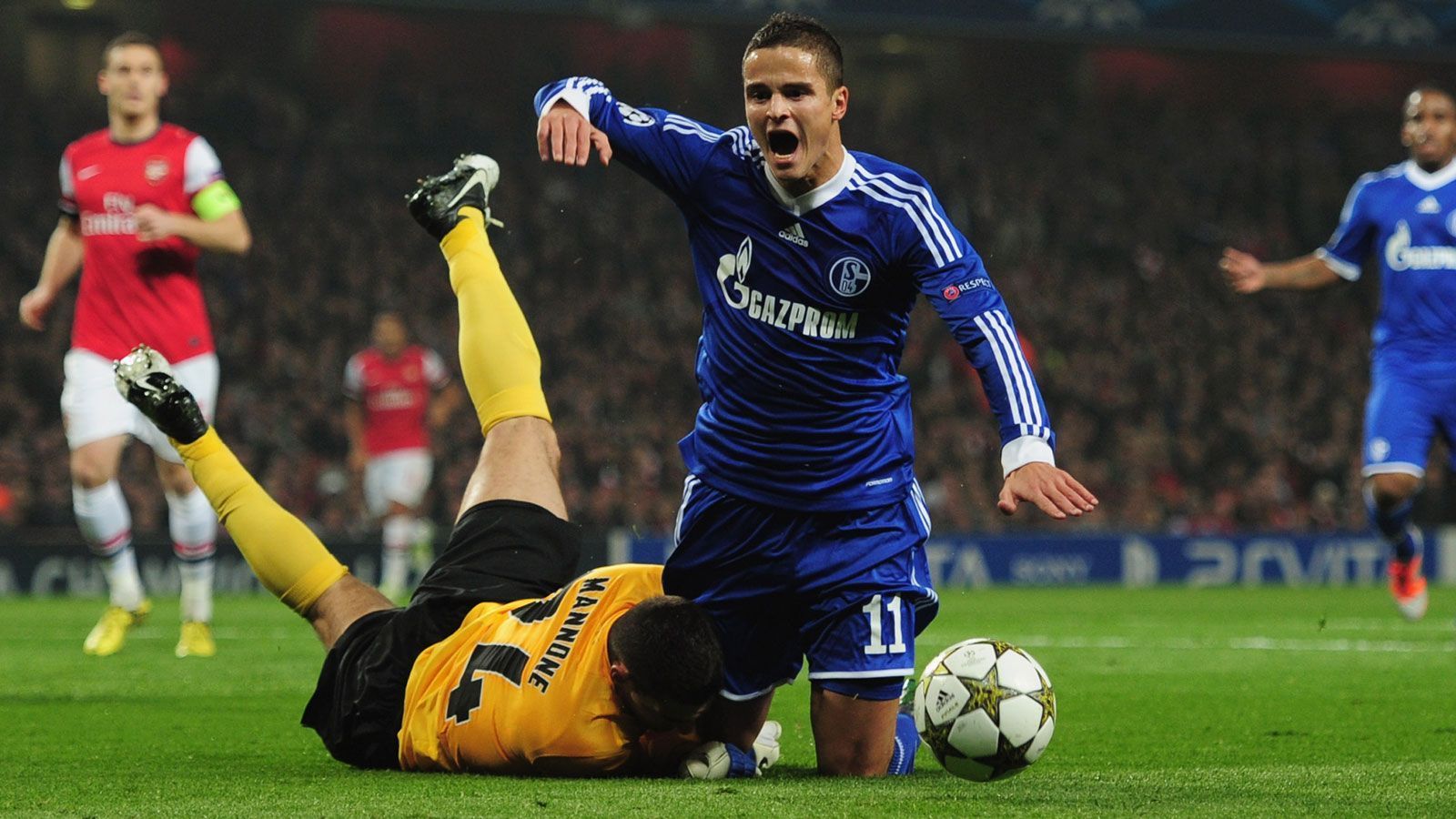 
                <strong>Offensiver Mittelfeldspieler: Ibrahim Afellay</strong><br>
                Als sich Ibrahim Afellay 2012 bei Schalke 04 anmeldete, war der Niederländer schon längst nicht mehr das große Versprechen, das europaweit gefeiert wurde. Doch sein wirklicher Abstieg sollte erst noch beginnen. Bei Schalke. Wegen hartnäckiger Muskelbeschwerden endete das Leihgeschäft nach nur einem Jahr - und für beide Seiten höchst enttäuschend. 2014 gab es noch einmal Gerüchte um eine Rückkehr, doch damals bekam Piräus den Zuschlag.
              