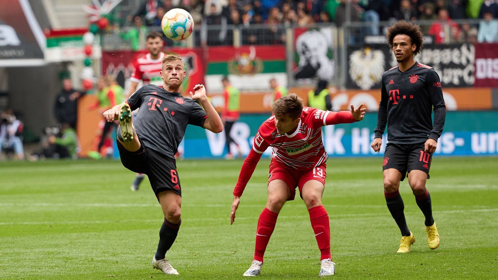 
                <strong>Joshua Kimmich</strong><br>
                Zwar sehr engagiert und mit der höchsten Laufleistung und dem meisten Ballbesitz bei Bayern, dennoch mit Problemen, das Spiel der Bayern zu ordnen und gerade bei Augsburger Kontern die Lücken zu schließen. ran-Note: 4
              