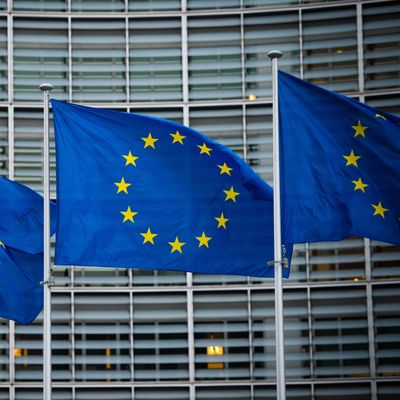 Flaggen der Europäischen Union wehen im Wind vor dem Berlaymont-Gebäude der Europäischen Kommission in Brüssel.