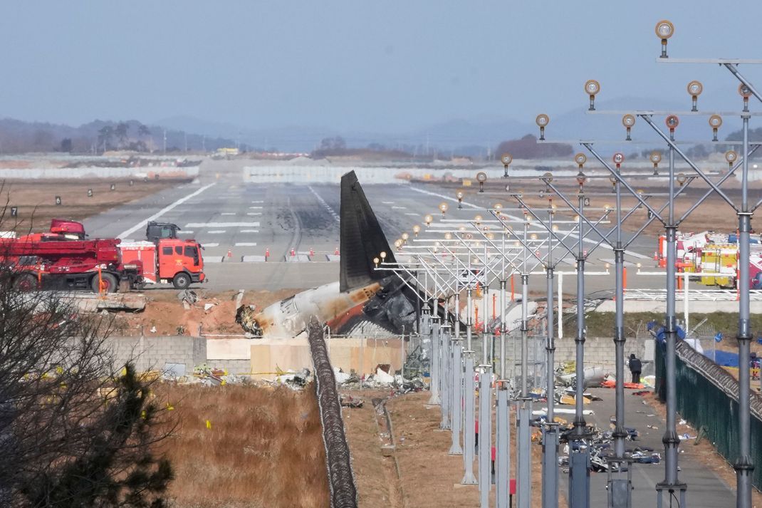 Das Wrack einer Boeing 737-800 der südkoreanischen Fluggesellschaft Jeju Air liegt auf dem internationalen Flughafen Muan. (Archivbild)