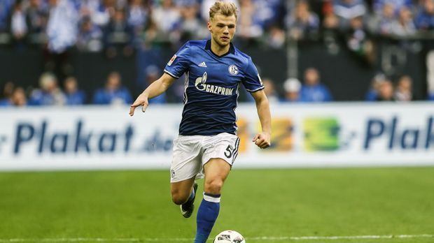 
                <strong>Offensives Mittelfeld - Johannes Geis (FC Schalke 04)</strong><br>
                Ähnlich wie Mannschaftskollege Aogo, muss sich auch Johannes Geis als Verlierer des Trainerwechsels sehen. Anders als unter Andre Breitenreiter spielt der Mittelfeldstratege unter dessen Nachfolger Markus Weinzierl nur eine Nebenrolle. Während Geis in der Hinrunde noch regelmäßiger spielte, durfte er 2017 in nur fünf Bundesliga-Spielen mitwirken, ein einziges Mal über 90 Minuten. Der Trend spricht also klar gegen den gebürtigen Schweinfurter, dessen Vertrag noch bis 2019 läuft. Ein weiterer Vergleich spricht Bände: In der Vorsaison war Geis an sieben Schalker Bundesliga-Toren beteiligt, 2016/17 noch an keinem einzigen.
              