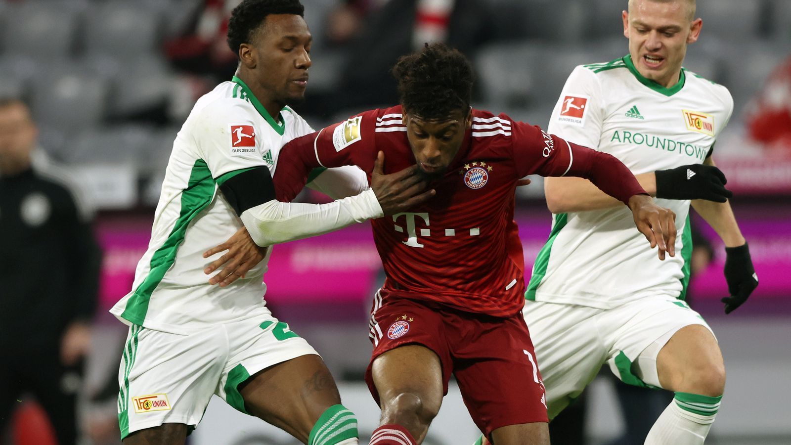 
                <strong>Kingsley Coman</strong><br>
                Ist gefühlt überall zu finden: Ob auf der linken Seite gemeinsam mit Hernandez, im Zentrum oder in der Spitze, Coman sorgt überall für Torgefahr. Dabei holt er sich oft auch die Bälle tief im Mittelfeld. Bleibt zwar anfangs auch häufig an seinen Gegenspielern hängen, fasst sich dann aber in der 16. Minute ein Herz, zieht nach innen und eröffnet mit Luthes tatkräftiger Mithilfe den Torreigen der Bayern. Kommt kurz vor der Halbzeit nach einer Müller-Flanke und einer verunglückten Abwehr des Unioner Keepers im Strafraum an den Ball, verzieht aber deutlich. Ist auch nach der Pause an nahezu jeder gefährlichen Bayern-Aktion beteiligt, ehe er in der 68. Minute in den wohlverdienten Feierabend darf. ran-Note: 1
              