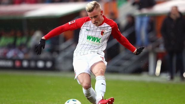 
                <strong>Philipp Max (FC Augsburg)</strong><br>
                13 Vorlagen in der Bundesliga, Stammspieler bei Augsburg, Shootingstar der Saison 2017/18. Philipp Max steht ebenfalls in meinem WM-Kader - wohl im Gegensatz zu jenem von Joachim Löw. Nicht nur, weil die Alternativen an Linksverteidigern rar gesät sind, führt an Max kein Weg vorbei. Die große Anzahl an Vorlagen (nur Thomas Müller hatte mit 16 Assists mehr als Max), verdeutlichen die Vorzüge des 24-Jährigen ganz klar - es ist sein Vorwärtsdrang. Der Sohn des früheren Bundesliga-Torjägers Martin Max würde von mir auf jeden Fall den Vorzug vor Herthas Marvin Plattenhardt bekommen. 
              