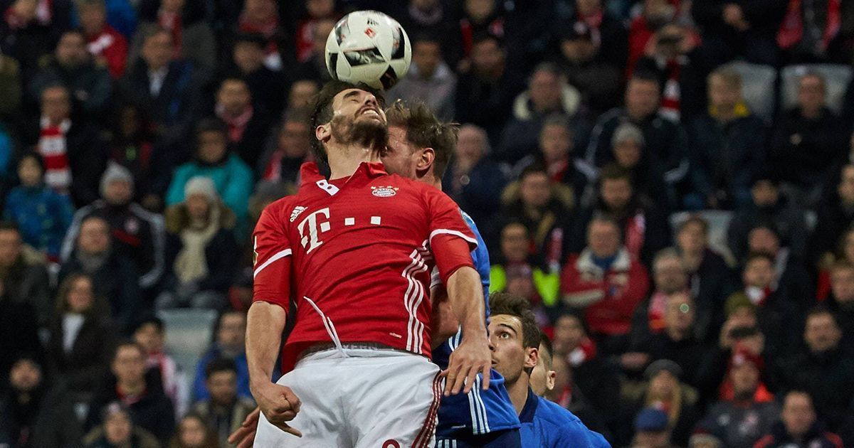 
                <strong>Javi Martinez (FC Bayern München)</strong><br>
                Javi Martinez (FC Bayern München): Hat mit Nebenmann Hummels alles im Griff. Meyer und Burgstaller stellen in der S04-Offensive allerdings auch nicht die ganz große Bedrohung dar. Aufmerksam bei einem Schalker Freistoß-"Trick" Ende der ersten Halbzeit. Semmelt in Hälfte zwei einen Ball aus zehn Metern über das Schalker Gehäuse. Martinez soll Tore ja aber auch hauptsächlich verhindern, nicht schießen. ran-Note: 3
              