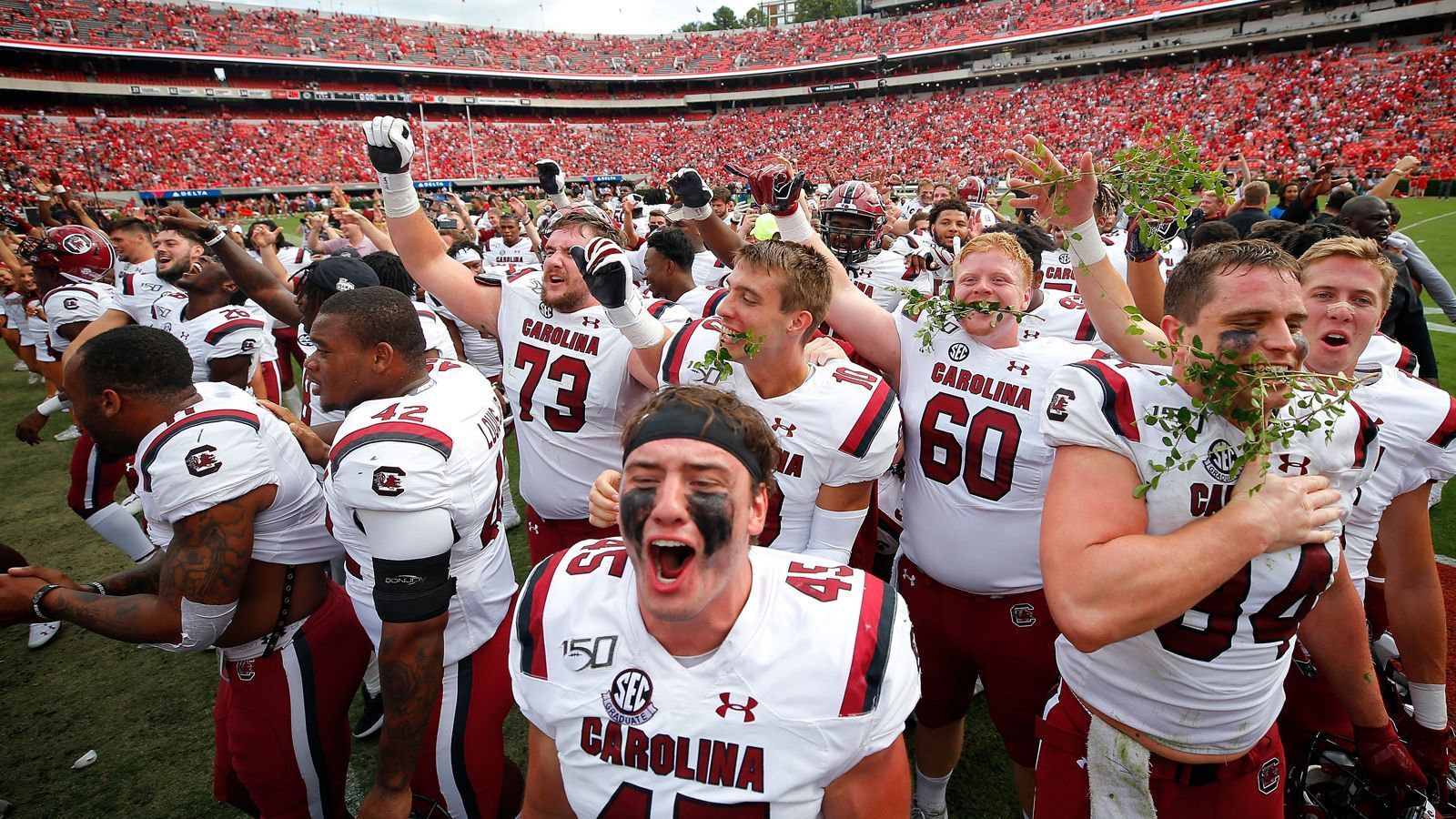 
                <strong>South Carolina Gamecocks: Name geht auf Kriegsheld zurück</strong><br>
                Von wegen einfach nur kämpfende Hähne. Nicht nach dem Tier, sondern nach einer Person ist das Team der South Carolina University benannt. Der Name der Sportmannschaften geht zurück auf den Revolutionskriegs-Helden Thomas Sumter. Der Brigadegeneral und ehemalige Senator von South Carolina wurde auch der "Carolina Gamecock" genannt, weil er, so die amerikanische Geschichtsschreibung, unerschrocken wie ein Hahn kämpfte. Es gibt außerdem eine nach ihm benannte Straße, die durch den Campus führt.
              