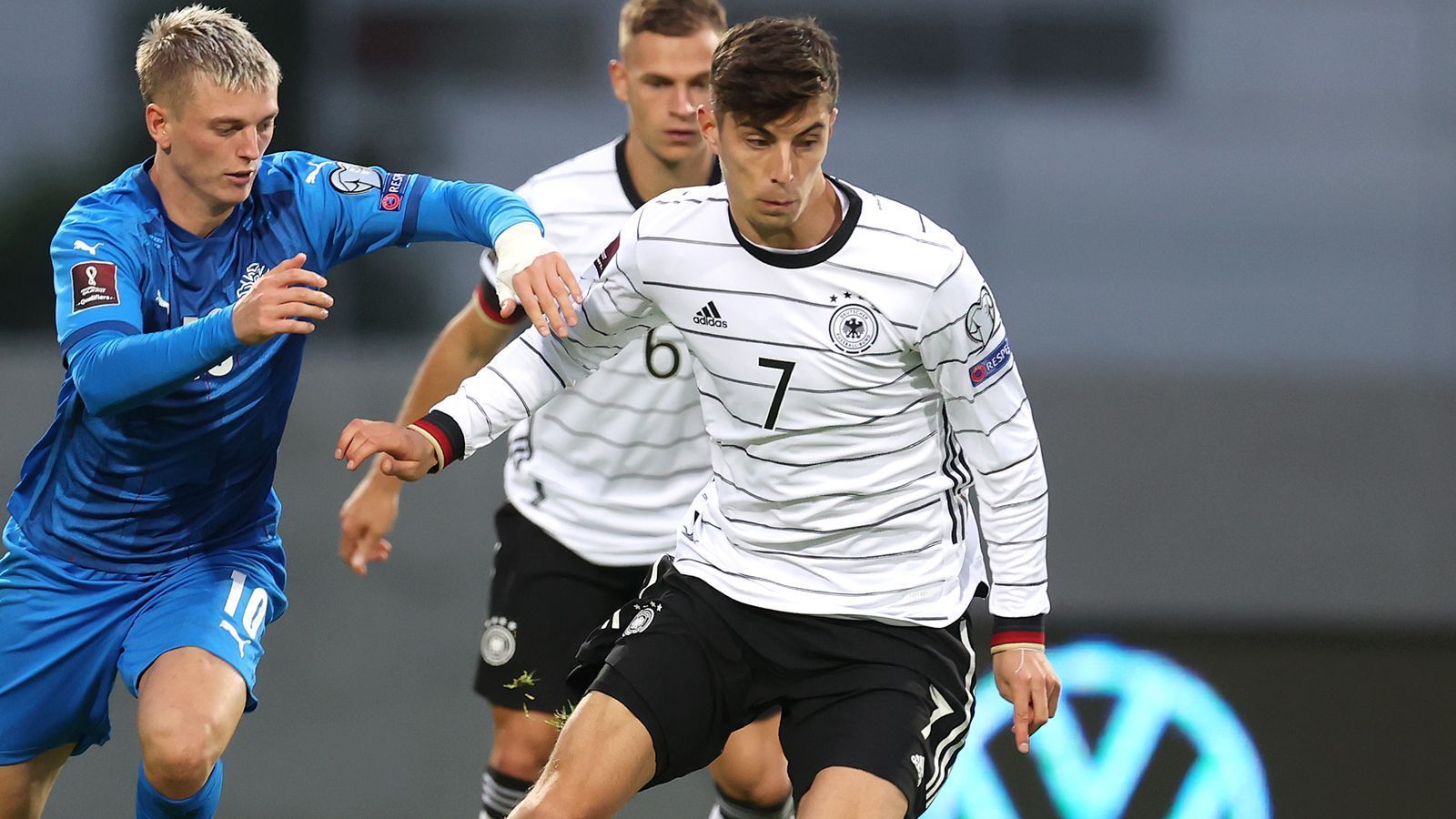 
                <strong>Kai Havertz</strong><br>
                Havertz wird zur 2. Halbzeit eingewechselt und vergibt in der 55. Minute eine 100-prozentige Torchance. Später lässt er eine fast ebenso große Kopfballchance aus kurzer Distanz ungenutzt. Auch in den Zweikämpfen hat er seine Probleme. Dafür bereitet er das 4:0 vor. ran-Note: 3
              