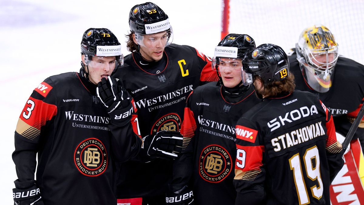 SCHUETZ Justin Team Deutschland mit Kapitaen SEIDER Moritz, REICHEL Lukas und STACHOWIAK DEB Eishockey Laendersspiel Deutschland - USA am 04.05.2025 in Duesseldorf *** SCHUETZ Justin Team Germany w...