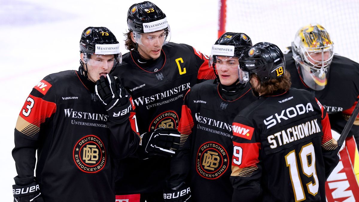 SCHUETZ Justin Team Deutschland mit Kapitaen SEIDER Moritz, REICHEL Lukas und STACHOWIAK DEB Eishockey Laendersspiel Deutschland - USA am 04.05.2025 in Duesseldorf *** SCHUETZ Justin Team Germany w...
