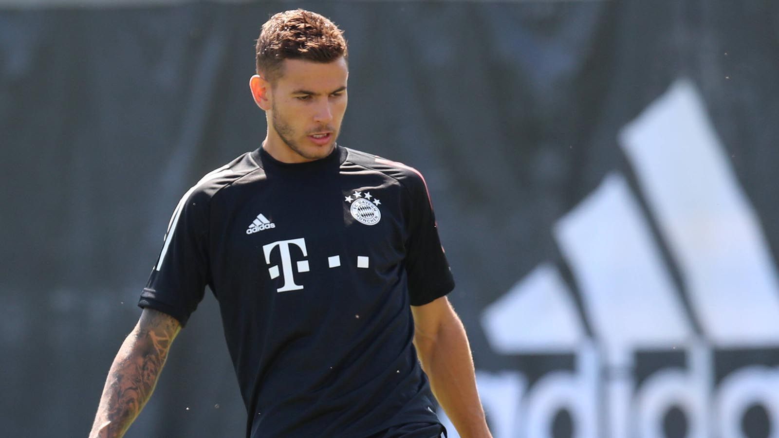 
                <strong>Linker Verteidiger / Innenverteidiger: Lucas Hernandez</strong><br>
                So bleibt für den 24-Jährigen nur die Hoffnung auf die kommende Saison oder auf einen "Überraschungsmove" von Flick mit zwei Linksfüßen im Abwehrzentrum (Alaba/Hernandez). Form: zu 45 Prozent finalreif.
              