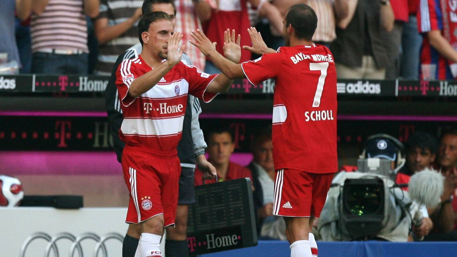 
                <strong>Mehmet Scholl </strong><br>
                Eine ikonische Zepter-Übergabe im Jahr 2007: Mehmet Scholl, der die #7 15 Jahre lang in München trug, übergibt an Franck Ribery, der die stolze Nummer anschließend viele Jahre auf ein neues Level in München hob. 
              