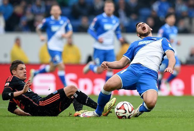 
                <strong>Platz 6: Kevin Volland (TSG 1899 Hoffenheim)</strong><br>
                Auch Kevin Volland verlängerte vor kurzem seinen Vertrag bei der TSG 1899 Hoffenheim. In der vergangenen Saison musste der Nationalspieler einiges einstecken. Mit 73 Fouls, die an ihm begangen wurden, belegt Volland den sechsten Rang.
              
