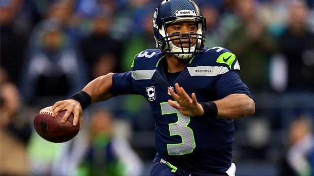 
                <strong>Russell Wilson (Seattle Seahawks)</strong><br>
                Platz 6: Russell Wilson (27) schafft es auf einen respektablen fünften Platz. Die Seattle Seahawks zahlen ihm 2016 durchschnittlich 21,9 Millionen Dollar. Hinzu kommen dann wohl auch noch diverse Werbeverträge. Russell Wilson unterschrieb einen Vier-Jahres-Vertrag über 87,6 Millionen - einschließlich eines Signing Bonus von 31 Millionen.
              