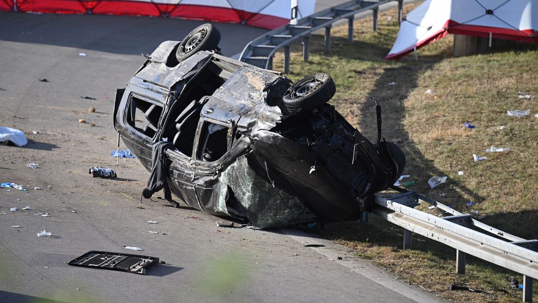 Beim Unfall eines mutmaßlichen Schleuserfahrzeugs auf der Autobahn 94 sind sieben Menschen gestorben und mehrere schwer verletzt worden. 