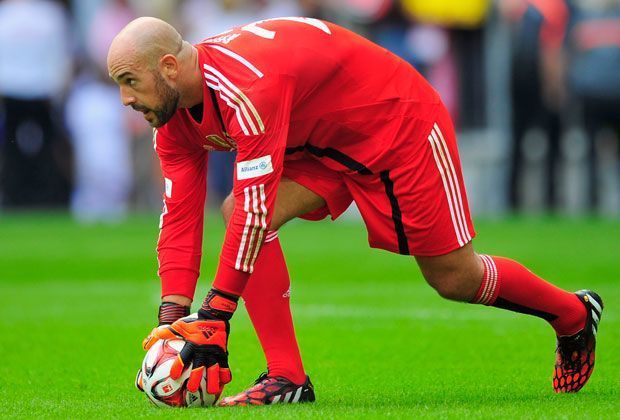 
                <strong>Pepe Reina</strong><br>
                Pepe Reina kennt seinen Platz auf der Bayern-Bank ganz genau, einen Einsatz im FCB-Trikot hatte er noch nicht. Der Keeper ist der dritte Weltmeister auf der Bayern-Bank (2010) und hat einen Marktwert von 4,5 Millionen Euro. Musste draußen bleiben.
              