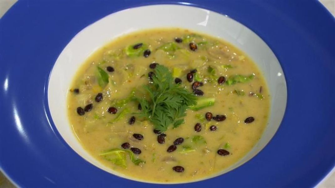 Blumenkohl-Stiele nicht wegschmeißen! Denn aus ihnen kannst du eine richtig leckere Curry-Suppe zubereiten.