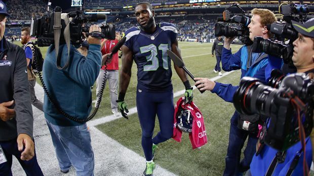 
                <strong>Kam Chancellor</strong><br>
                Kam Chancellor: Weil er von den Seattle Seahawks mehr Geld haben wollte, streikte er im Sommer einfach und verpasste so alle 37 Trainingstage in der Saisonvorbereitung. Auch die ersten beiden Spiele ließ Chancellor ausfallen. Das wurde richtig teuer. Insgesamt soll ihn sein Streik 1,1 Millionen Dollar an Strafen und Gehaltseinbußen gekostet haben - und hat auch nichts gebracht. Mittlerweile ist er wieder zurück bei seinem Team. Nach der Saison will er neu über seinen Vertrag verhandeln.
              