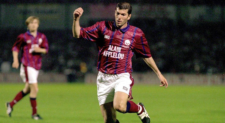
                <strong>Paris St. Germain vs. FC Girondins Bordeaux 5:0</strong><br>
                Die höchste Liga-Niederlage in seiner Karriere erlebt Zinedine Zidane am 04.12.1992. Gegen überstarke PSG-Spieler kann sich Bordeaux und ihr großes Talent Zidane nicht durchsetzen. Ganze fünf Tore des Gegners muss der spätere Weltmeister über sich ergehen lassen.
              