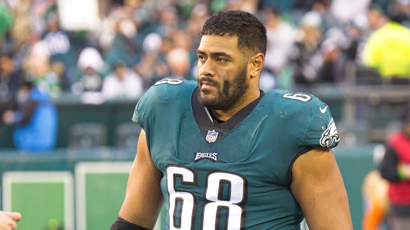 
                <strong>Jordan Mailata (Draft 2018)</strong><br>
                Die Eagles tradeten 2018 hoch, um Mailata an 233. Stelle zu picken. Es war ein ungewöhnlicher Move und durchaus ein Risiko, denn nach Moritz Böringer war er erst der zweite Spieler, der nicht auf einem College war und gedraftet wurde. Mehr noch: Da er aus dem Rugby kommt, hatte er vor dem Draft nicht einmal ein Footballspiel bestritten, dafür aber die Eagles im Training beeindruckt. Verletzungen und ein Lernprozess sorgten dafür, dass sich der Left Tackle zunächst gedulden musste. Seit drei Jahren ist er nun nicht mehr aus der O-Line wegzudenken. Mit den Eagles erreichte er in der vergangenen Saison den Super Bowl, scheiterte aber an den Chiefs.
              