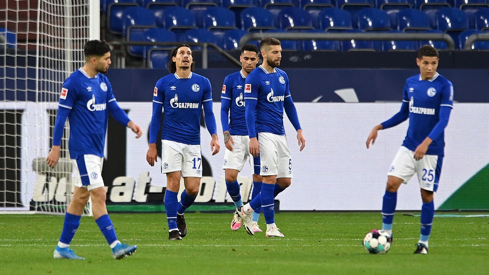 
                <strong>FC Schalke 04</strong><br>
                Zugegeben: Tabellenschlusslicht Schalke ist in dieser Saison als ganzer Klub eine große Baustelle. Auf der unfreiwilligen Jagd nach dem ewigen Negativrekord in Sachen siegloser Spiele von Tasmania Berlin haben die "Knappen" kurz nach Weihnachten zumindest auf der Trainerposition für Klarheit gesorgt: Christian Gross soll den Karren aus dem Dreck ziehen. Da S04 auch finanziell schwer angeschlagen ist, gestaltet sich die Suche nach neuem Personal schwierig. Marco Richter vom FC Augsburg wird gehandelt, wenn dann aber als Leihe. Mit Ozan Kabak droht sogar der Abgang eines Abwehrspielers in Richtung FC Liverpool.
              