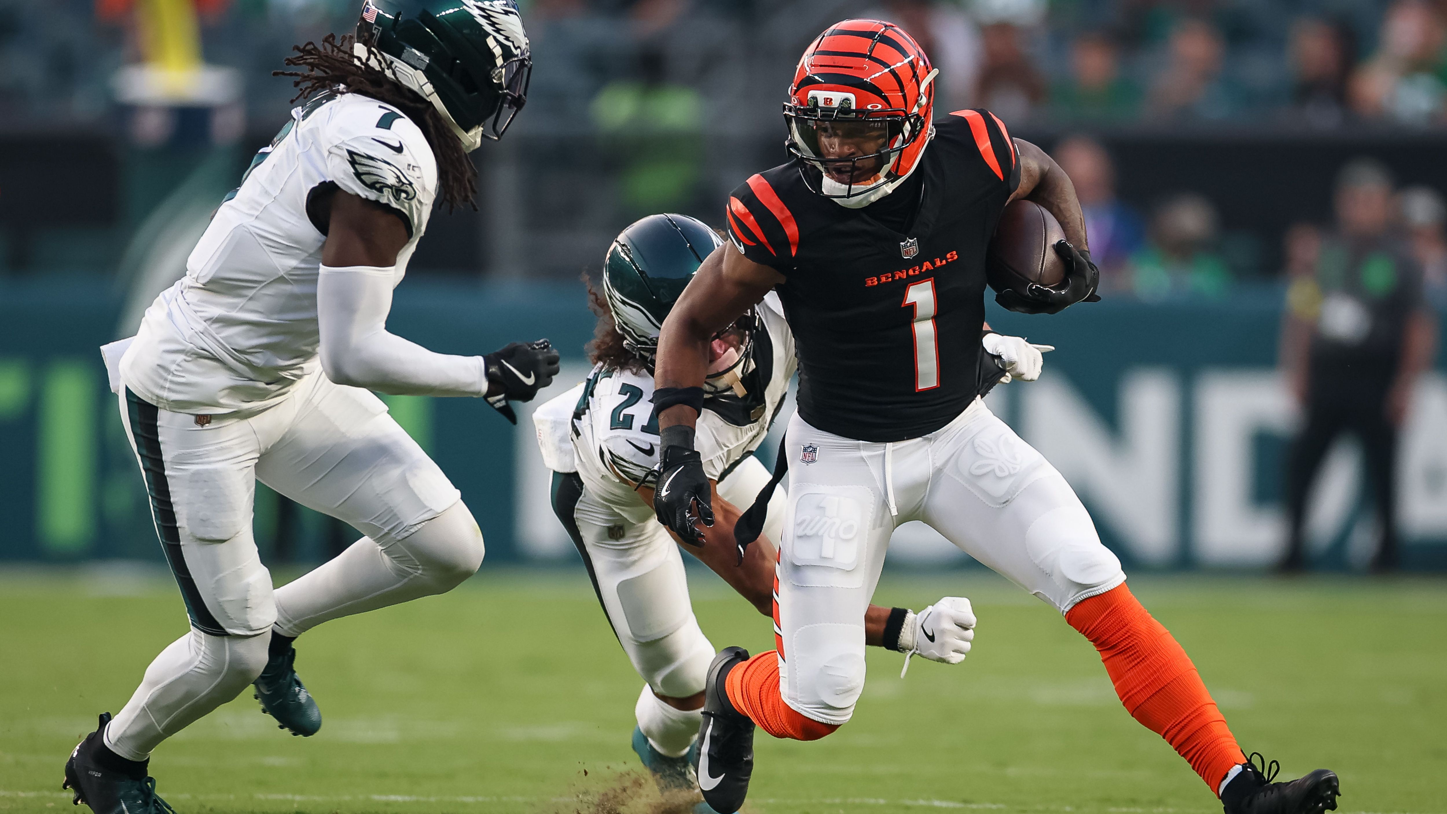 <strong>NFL Fantasy: Die besten Sleeper je Position 2025</strong><br>Die NFL-Saison 2025 ist nicht mehr weit entfernt, weltweit bereiten sich Fans auch mit eigenen Mannschaften bei Fantasy Football auf die neue Spielzeit vor. In tausenden Ligen stehen demnächst die Drafts an, eine besondere Rolle nehmen dabei die Sleeper ein. Also jene Spieler, die man nicht ganz oben auf dem Zettel hat, die aber ...
