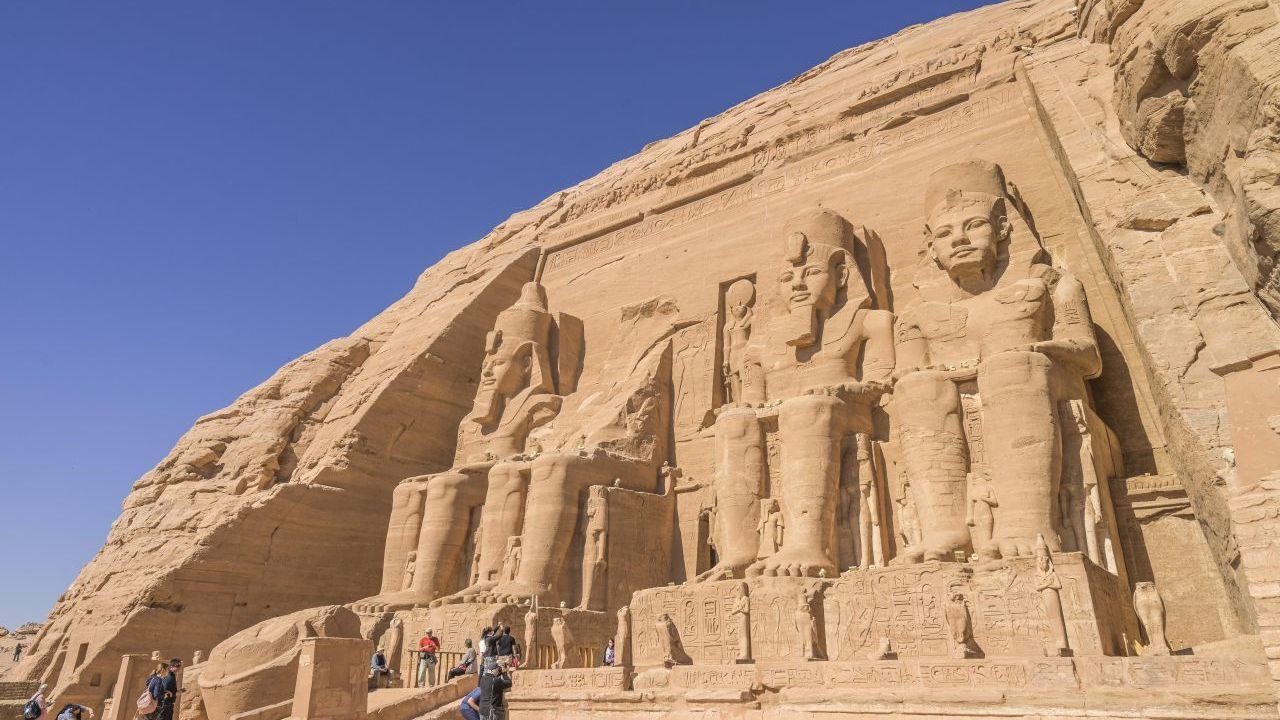 Abu Simbel: Der berühmte Tempel zu Ehren Ramses II. steht heute auf einer Insel im Nassersee. Am Fuß der bekannten Kolosse sind ebenfalls Hieroglyphen eingeritzt. Es sind die klaren, scharf abgesetzten Hieroglyphen, die unserer Druckschrift entsprechen. Sie wurde stets für Tempel und Totenkammern genutzt, sobald sie etwas Bleibendes, Monumentales in Stein zieren sollten. 