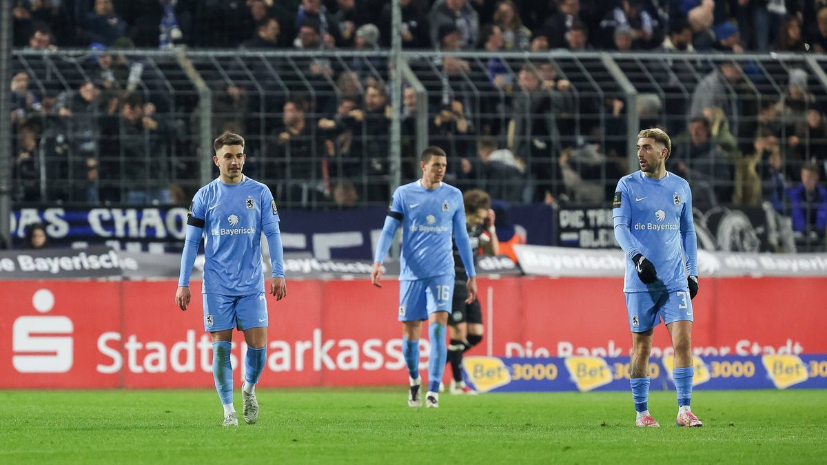 Enttaeuschung nach einem Gegentor, Julian Guttau (TSV 1860 München, 07) mit Max Reinthaler (TSV 1860 München, 16) und Marlon Frey (TSV 1860 München, 37), GER, TSV 1860 Muenchen vs. DSC Arminia Biel...