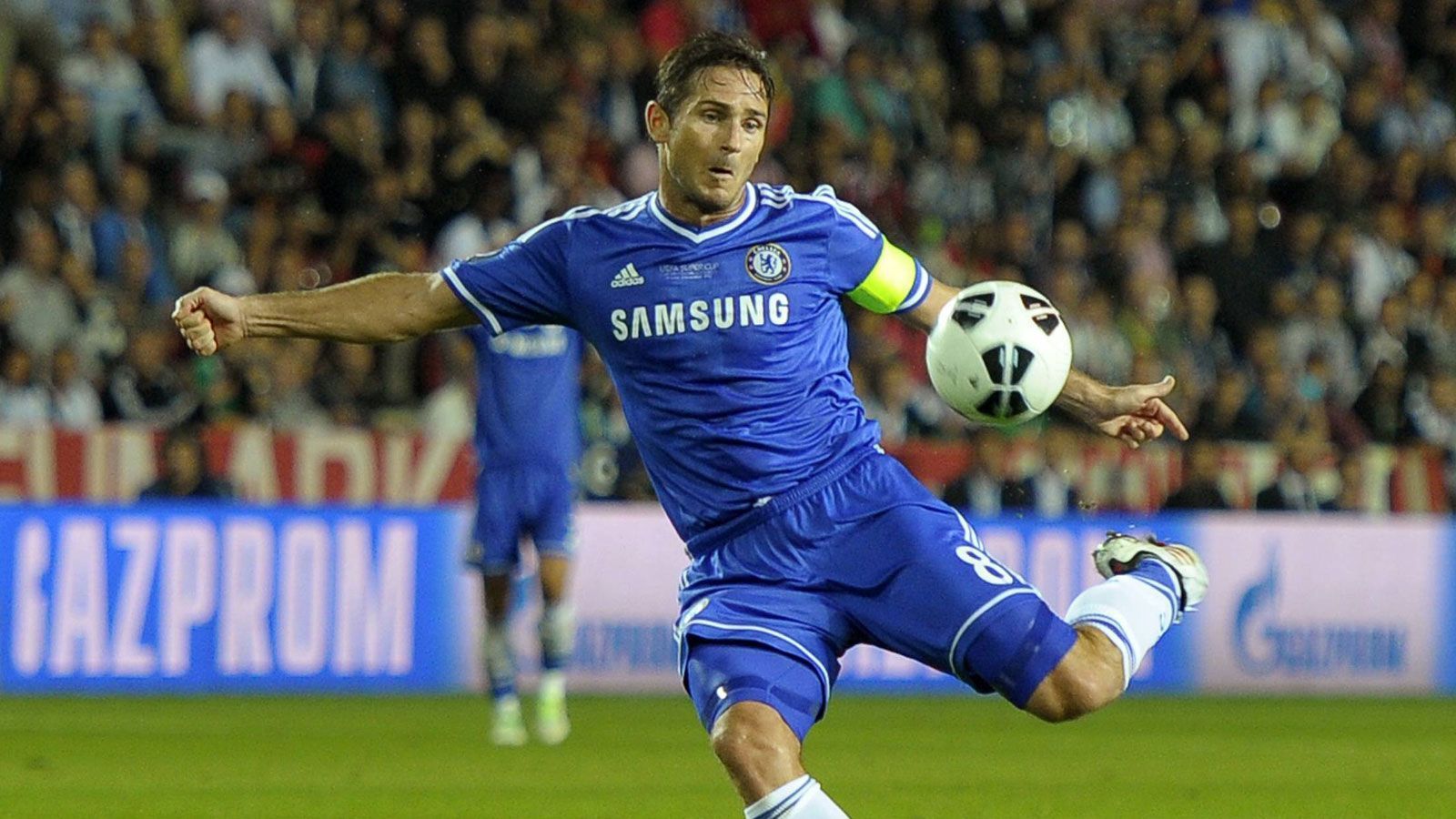 
                <strong>Frank Lampard (Spieler)</strong><br>
                Frank Lampard war zusammen mit John Terry der Identitätsstifter beim FC Chelsea nach der Übernahme durch Roman Abramowitsch. Von 2001 bis 2014 trug er das Trikot der Blues und schoss allein in der Premier League 147 Tore in über 400 Spielen. Lampard gewann 2012 die Champions League, wurde drei Mal englischer Meister und ging 2014 zu Manchester City, wo sein erstes Tor unvergessen ist. Es war der Treffer zum 1:1. Gegen Chelsea.
              