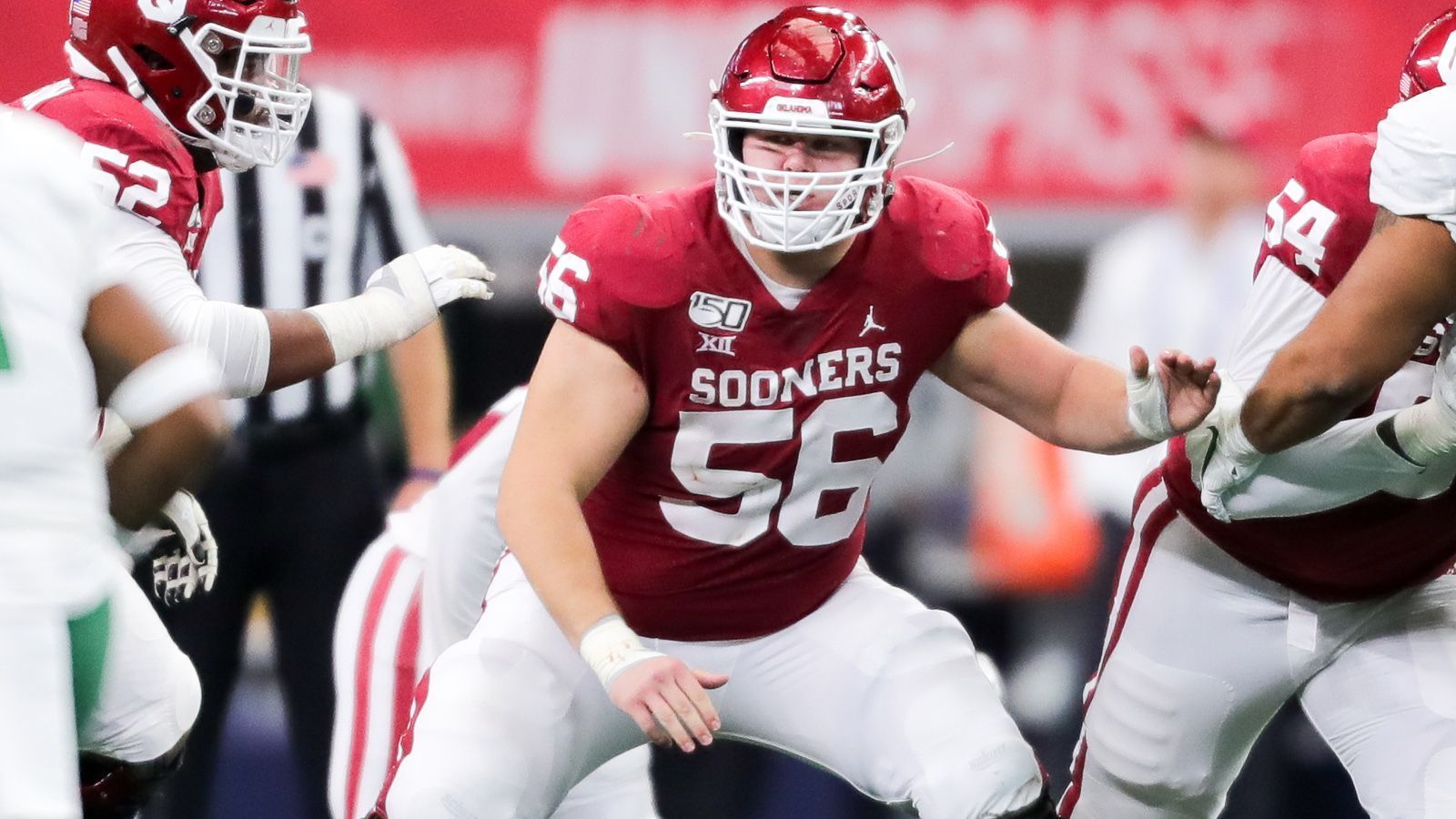 
                <strong>Oklahoma Sooners - Creed Humphrey (Center)</strong><br>
                Center werden trotz ihrer großen Bedeutung oftmals nicht als die Top-Stars einer Mannschaft wahrgenommen. Bei einem Spieler wie Creed Humphrey ist das allerdings ein wenig anders. Der 1,96 Meter große und 143 Kilogramm große Athlet gilt als einer der besten Offensive Liner seines Jahrgangs und dürfte bald auch in der NFL landen. An der High School spielte er parallel auch noch als Defensive End, fokussierte sich dann aber mit Beginn der College-Zeit auf die Offensive. Sein Vater war ein dreimaliger All-America-Ringer am College. Seitdem er vier Jahre alt ist, hat auch Creed Humphrey auf der Matte trainiert. Es heißt, man würde ihm die Ringer-Mentalität auch im Football ansehen.
              