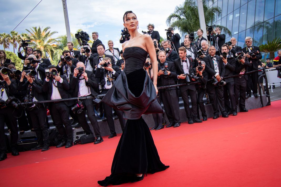Bella Hadids Vintage-Versace-Kleid bei den Cannes Filmfestpielen 2022 ist einer der Lieblingslooks, die Law Roach je gestylt hat.