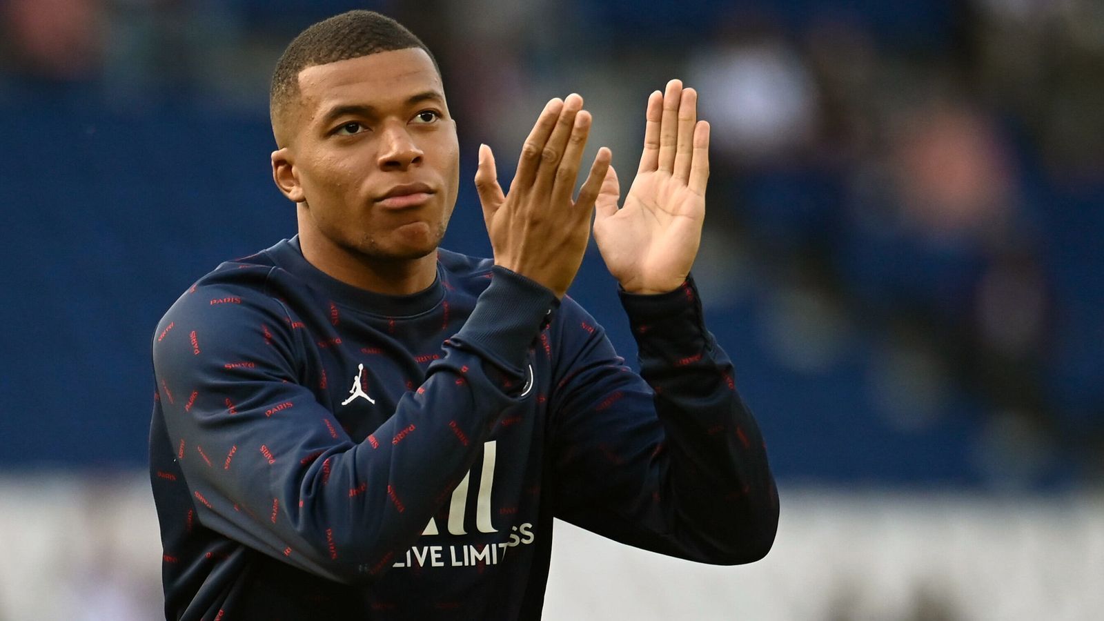 
                <strong>Neuer PSG-Vertrag: Das irre Zahlen-Karussell um Kylian Mbappe</strong><br>
                PSG-Star Kylian Mbappe verlängert seinen auslaufenden Vertrag bis 2025. ran zeigt die verrückten Zahlen, die im Rahmen des Mbappe-Vertrages im Raum stehen. (Stand: 21. Mai 2022)
              