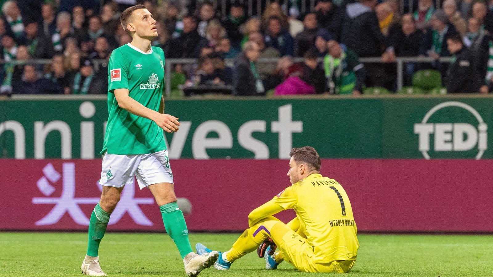 
                <strong>599 Gegentreffer! Werder Bremen ist die Europas Schießbude des Jahrzehnts</strong><br>
                Alleine in den letzten vier Bundesliga-Spielen vor der Winterpause der Saison 2019/20 kassierte Werder Bremen 13 Gegentreffer und erlangte somit zum Ende des Jahrzehnts einen unrühmlichen Negativrekord. In der nun abgelaufenen Dekade hat der Bundesligist damit nämlich in Ligaspielen insgesamt satte 599 Gegentreffer kassiert - so viele wie kein anderes Team in einer europäischen Top-5-Liga im selben Zeitraum. (Quelle: optafranz/twitter)
              